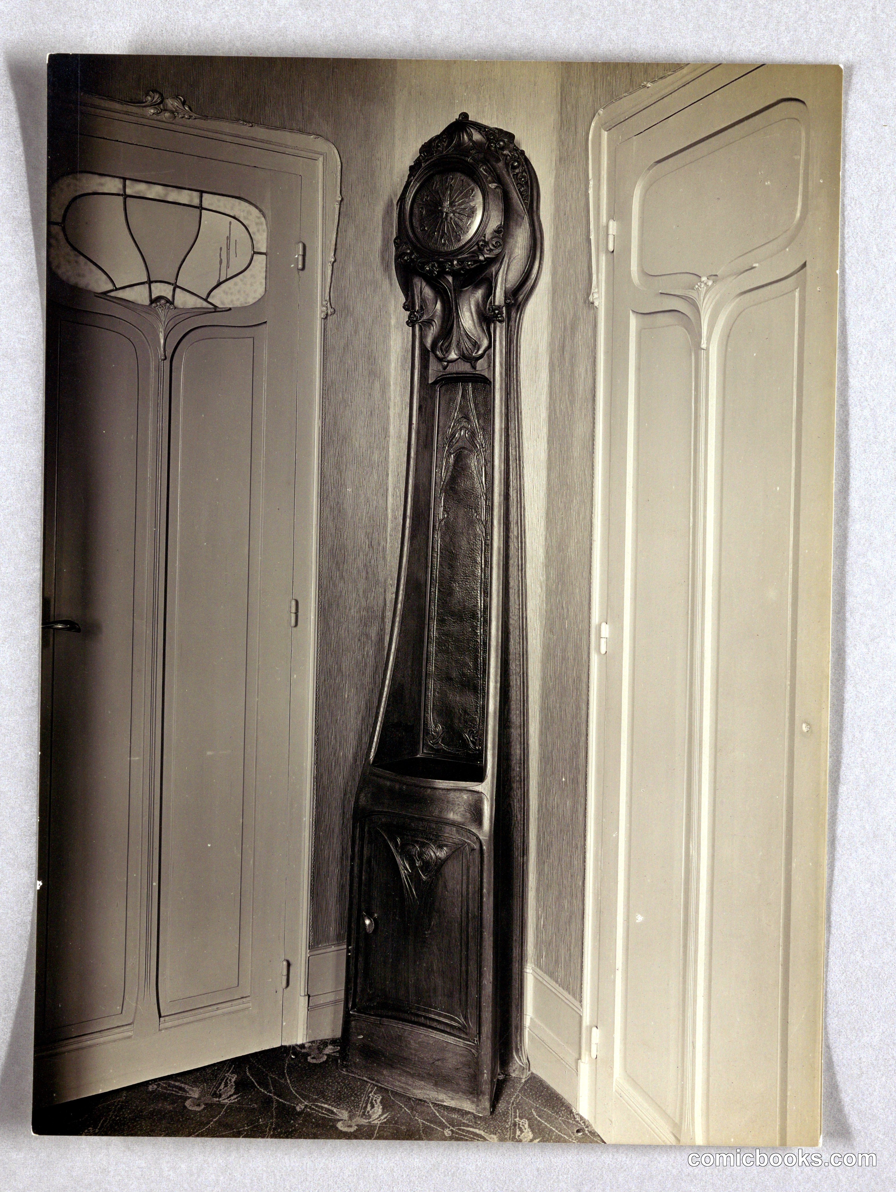 Hector Guimard's Clock at 22 Rue Mozart